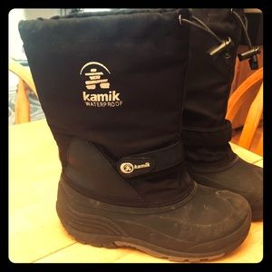 Black Kamik boots size 4 youth